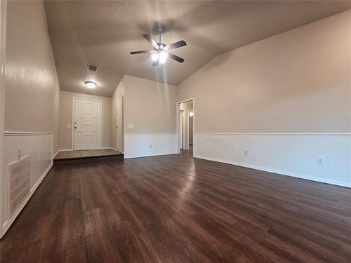 105 Sw 16th St, Moore, OK, 73160-5324 | Card Image