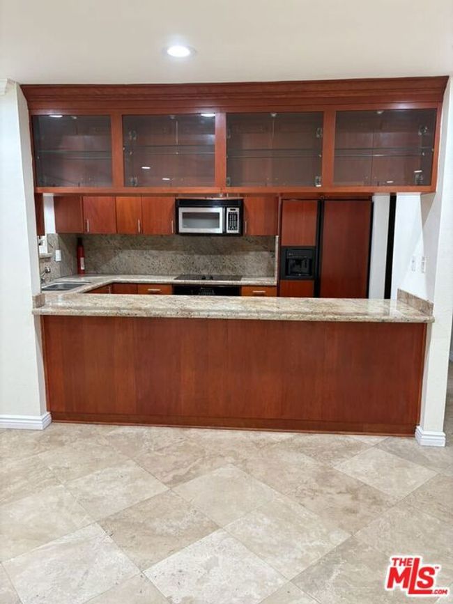 APT-202 - 8909 Burton Way, House other with 2 bedrooms, 2 bathrooms and 2 parking in Los Angeles CA | Image 5