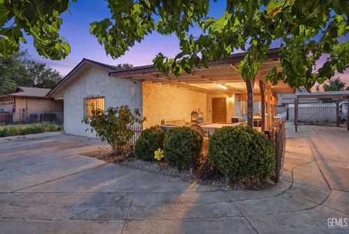 9904 Gilbert St, Lamont, CA, 93241-1306 | Card Image