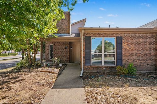 2700 Meadow Park Dr, Bedford, TX, 76021-4720 | Card Image