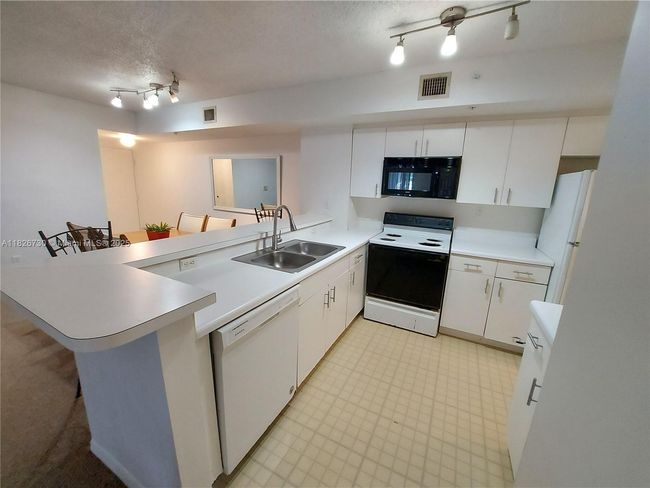 APT-125 - 2640 S University Dr, Condo with 2 bedrooms, 2 bathrooms and null parking in Davie FL | Image 11