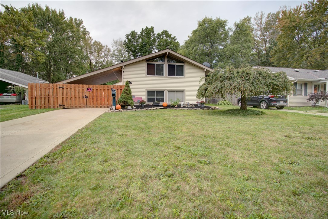 Kempton Dr, Berea, OH 44017