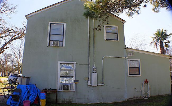409 N Avenue D, Home with 2 bedrooms, 1 bathrooms and null parking in Waelder TX | Image 4