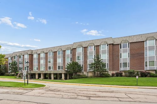 3a-201 Thames Pkwy, Park Ridge, IL, 60068-3678 | Card Image