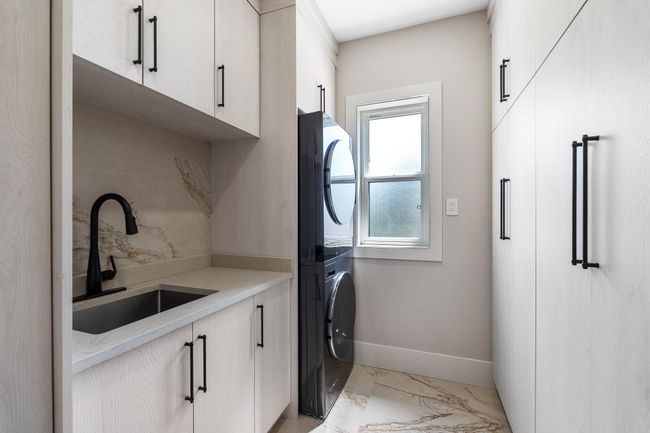 1415 Pipeline Pl, House other with 8 bedrooms, 9 bathrooms and 4 parking in Coquitlam BC | Image 33