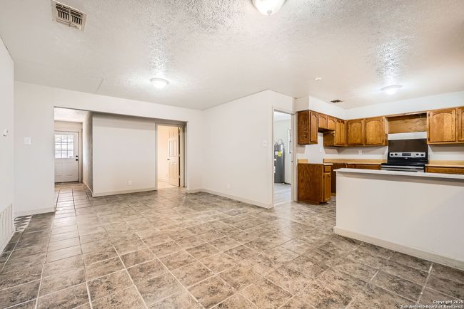 12177 Pearsall Rd, House other with 5 bedrooms, 2 bathrooms and null parking in Atascosa TX | Image 7