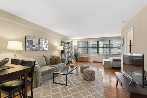 9n-225 E 57th St, New York, NY, 10022-2826 | Card Image