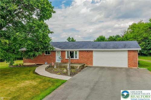 910 Bushkill Center Rd, Nazareth, PA, 18064-9547 | Card Image