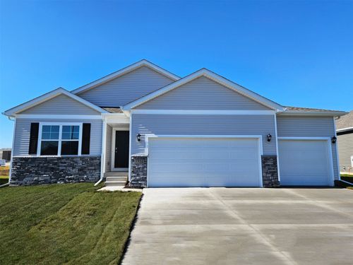 2870 Grassland Ct, Hiawatha, IA, 52233-2805 | Card Image