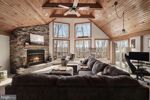 201 Endless Summer Rd, HEDGESVILLE, WV, 25427-5546 | Card Image
