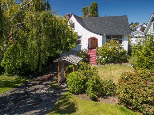 630 Oliver St, Oak Bay, BC, V8S4W3 | Card Image