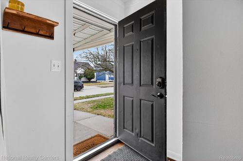957 E Dallas Ave, Madison Heights, MI, 48071-4328 | Card Image