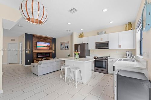 3370 W 106th Ter, Hialeah, FL, 33018-4621 | Card Image