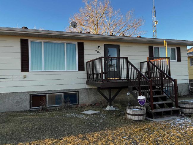 203 3rd Avenue W, Home with 4 bedrooms, 2 bathrooms and 2 parking in Hussar AB | Image 1