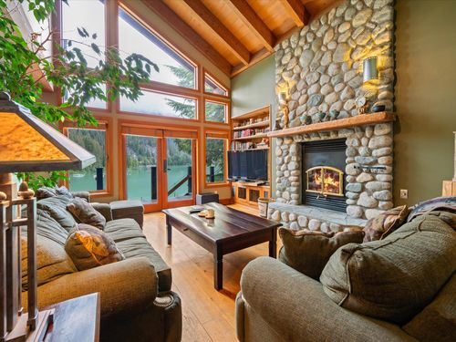 9297 Lakeshore Dr, Whistler, BC, V8E0G6 | Card Image