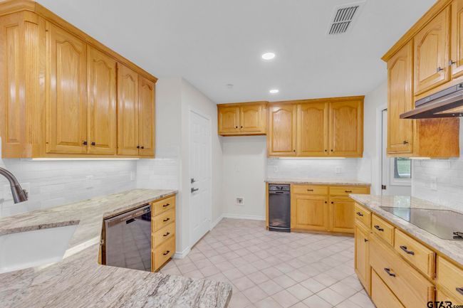 12051 W Lake Dr, House other with 3 bedrooms, 2 bathrooms and null parking in Murchison TX | Image 11