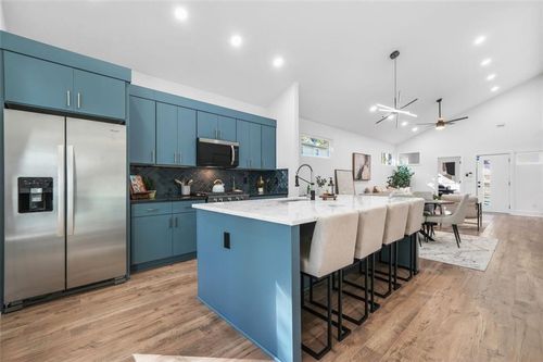 581 Woods Dr Nw, Atlanta, GA, 30318-6105 | Card Image