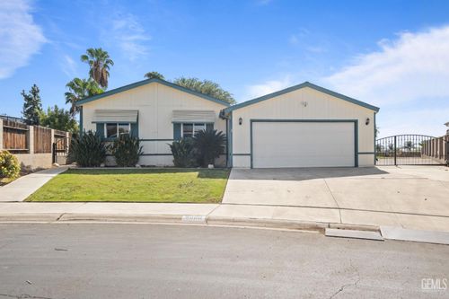 9000 Eastwind Cir, Bakersfield, CA, 93306-5077 | Card Image