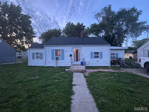 1121 E Lorena Ave, Wood River, IL, 62095-1839 | Card Image