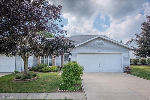 10664 Scottsdale Dr, Strongsville, OH, 44136-8802 | Card Image