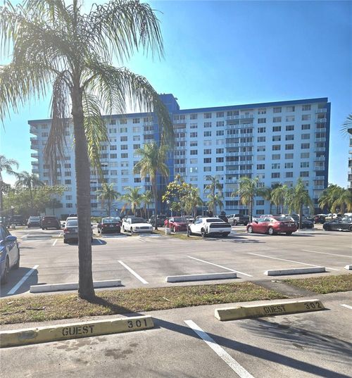 909-4001 Hillcrest Dr, Hollywood, FL, 33021-7926 | Card Image