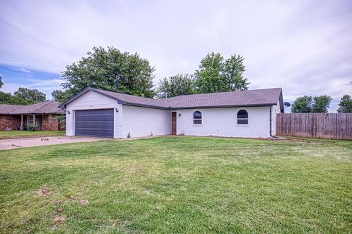 524 Skyview Dr, Watonga, OK, 73772-1220 | Card Image