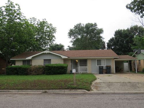106 Huff St, Luling, TX, 78648-2824 | Card Image