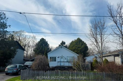 35 Maple St, Uxbridge, ON, L9P1C8 | Card Image