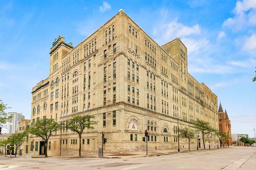 632-270 E Highland Avenue, MILWAUKEE, WI, 53202 | Card Image
