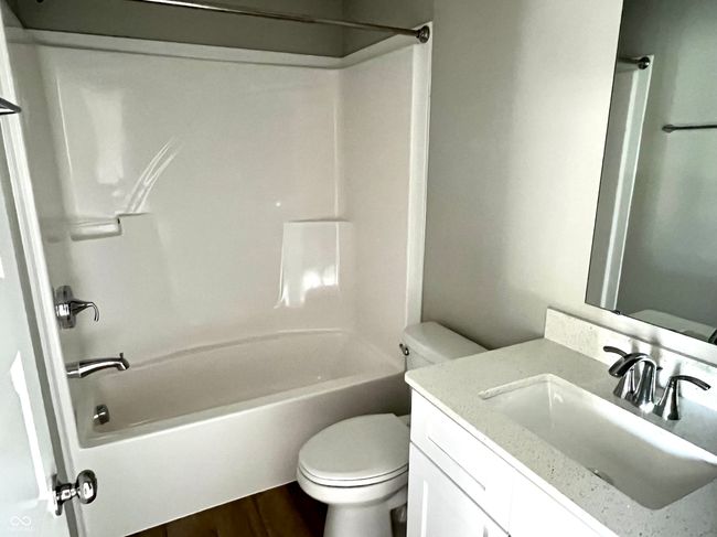 Upper level guest bath | Image 35