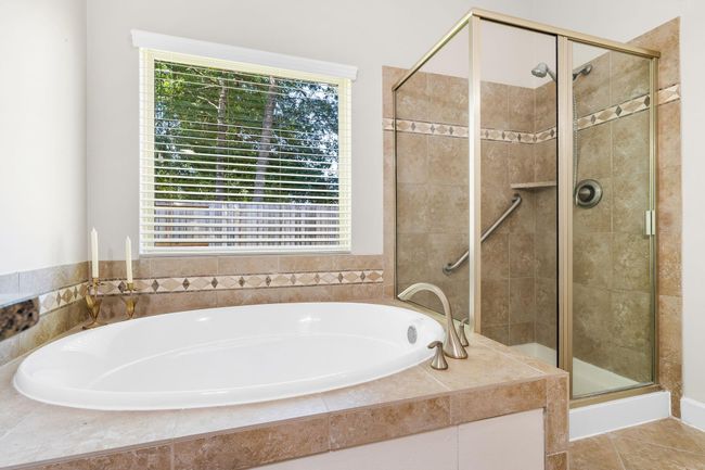 Soaking tub with separate shower | Image 30