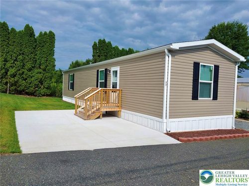 11 Woodland Ln, Mertztown, PA, 19539-9129 | Card Image