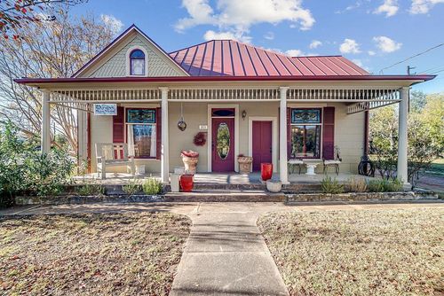 303 W Austin St, Fredericksburg, TX, 78624-3858 | Card Image