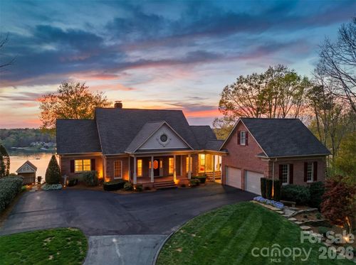 3820 8th Street Pl Nw, Hickory, NC, 28601-8088 | Card Image