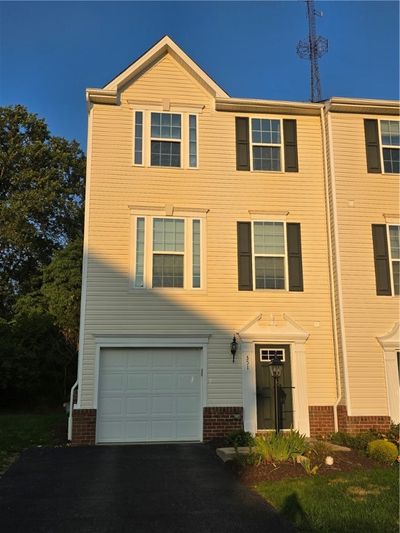 351 Sunrise Dr, Townhouse with 3 bedrooms, 1 bathrooms and 3 parking in Carnegie PA | Image 1