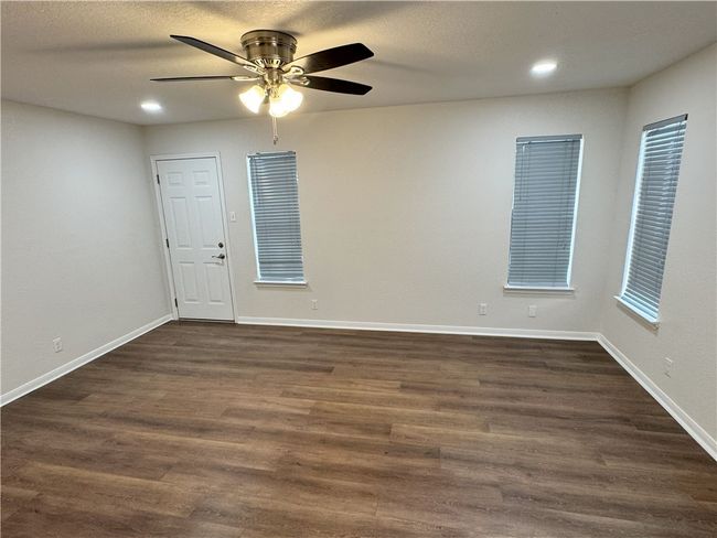 136 Lakeview Trce, House attached with 2 bedrooms, 2 bathrooms and 4 parking in Three Rivers TX | Image 6