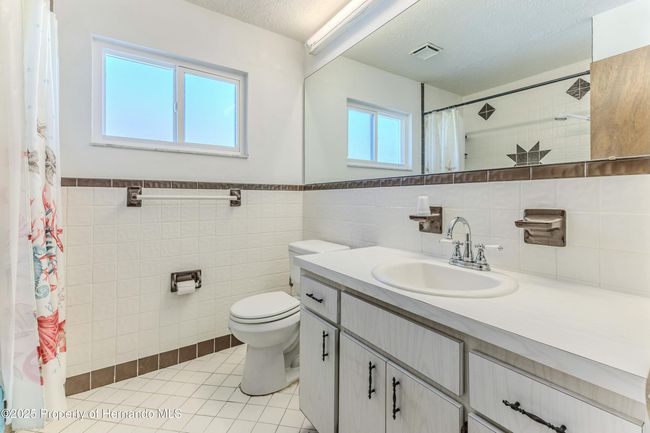 Guest Bathroom Tub/Shower | Image 28