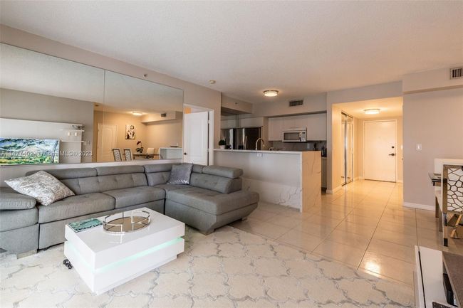 APT-603 - 17555 Atlantic Blvd, Condo with 2 bedrooms, 2 bathrooms and null parking in Sunny Isles Beach FL | Image 6