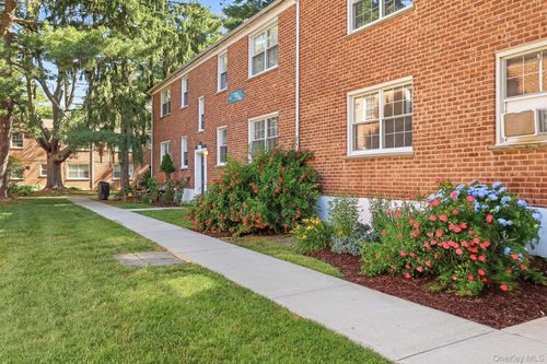25-182 Pinewood Rd, Hartsdale, NY, 10530-1422 | Card Image
