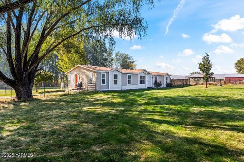 1306 Thompson Rd, Cowiche, WA, 98923-9765 | Card Image