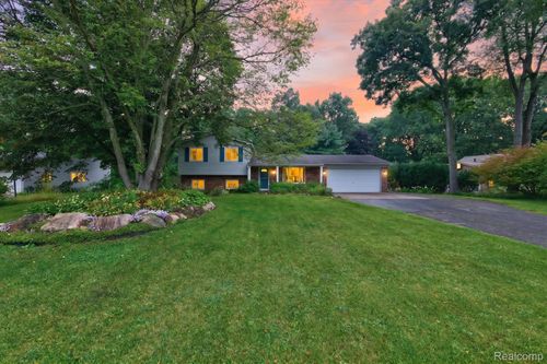 8965 Tartan Dr, Clarkston, MI, 48348-2453 | Card Image