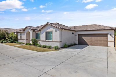 3209 N Rova Court, House other with 3 bedrooms, 2 bathrooms and null parking in Visalia CA | Image 2