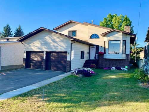 10410 104 Ave., Home with 3 bedrooms, 2 bathrooms and 4 parking in Lac La Biche AB | Card Image