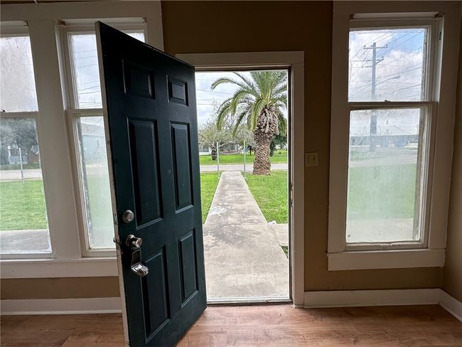 A - 616 Hall St, House attached with 4 bedrooms, 2 bathrooms and null parking in Sinton TX | Image 5