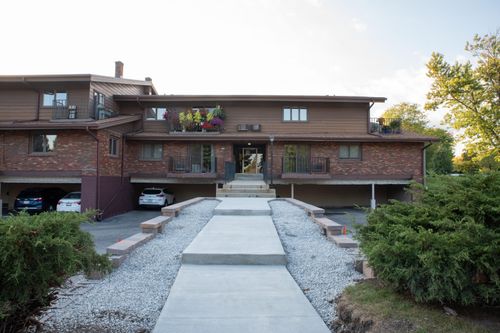 3965 S 84th St, Greenfield, WI, 53228-2341 | Card Image