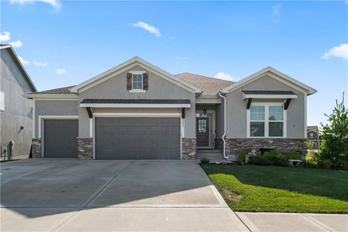9004 Driftwood St, Lenexa, KS, 66227-5526 | Card Image