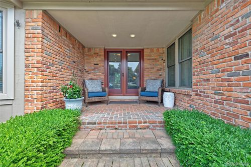 1692 Edinborough Dr, Rochester Hills, MI, 48306-3646 | Card Image