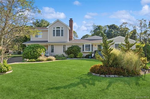 123 Broad Avenue, Riverhead, NY, 11901 | Card Image