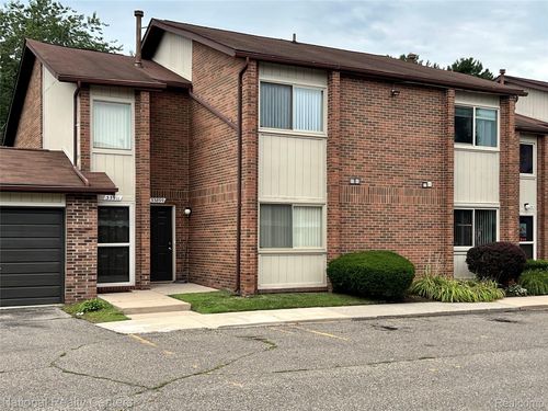 33911 Pondview Cir, Livonia, MI, 48152-1474 | Card Image