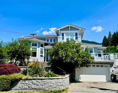 586 Silverdale Pl, North Vancouver, BC, V7N2Z5 | Card Image